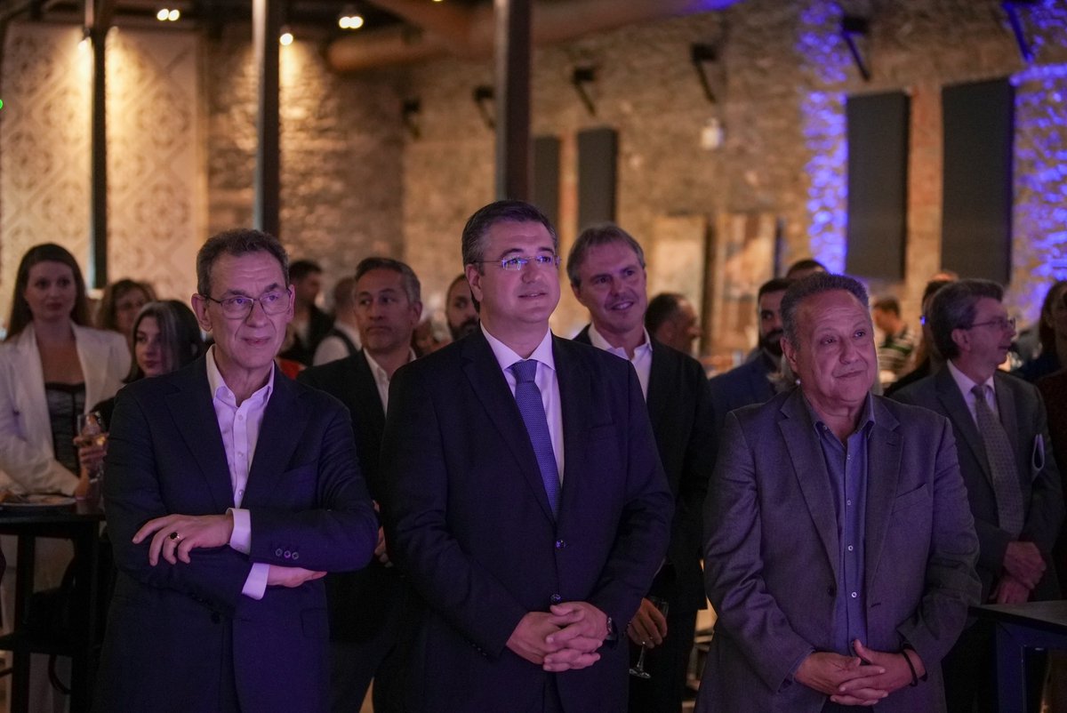 tzitzikostas's tweet photo. Με τον CEO της Pfizer @AlbertBourla στην ειδική εκδήλωση για τον έναν χρόνο λειτουργίας του Παγκόσμιου Κέντρου Κλινικών Μελετών της @pfizer στη Θεσσαλονίκη. Μια ακόμα επένδυση που καταδεικνύει ότι η Θεσσαλονίκη και η Κεντρική Μακεδονία βρίσκονται σταθερά στο επίκεντρο του στρατηγικού σχεδιασμού παγκόσμιων κολοσσών, δημιουργώντας πολλές και καλές θέσεις εργασίας στον τόπο μας.