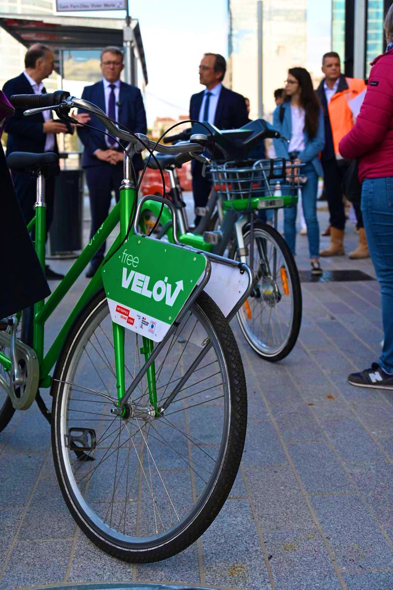 durovray's tweet photo. 🚴‍♀️✅ Les 12 « voies lyonnaises » relieront les communes périphériques au cœur de l’agglomération de #Lyon : une belle alternative à la voiture, surtout quand elles sont pensées comme un véritable réseau de #transport en commun. 

Valorisons ces initiatives : le Fonds Vert y contribue à hauteur de 9 millions € ! Bravo aux élus.