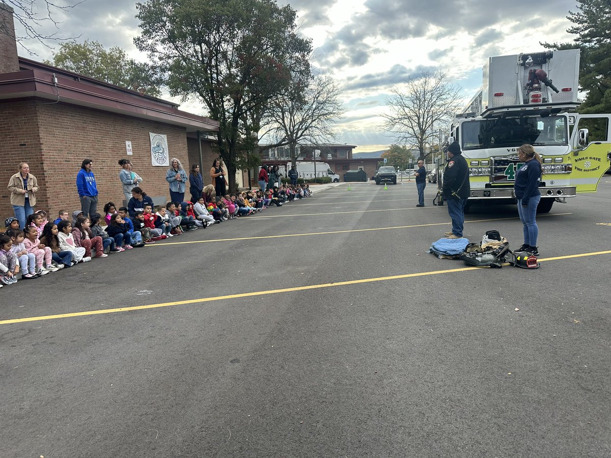 VailsGateFD's tweet image. Best part about back to school? Fire prevention! Our crews were happy to teach the children of Vails Gate School &amp;amp; Playtime Daycare all about firefighters and the important job we do! 🚒🔥