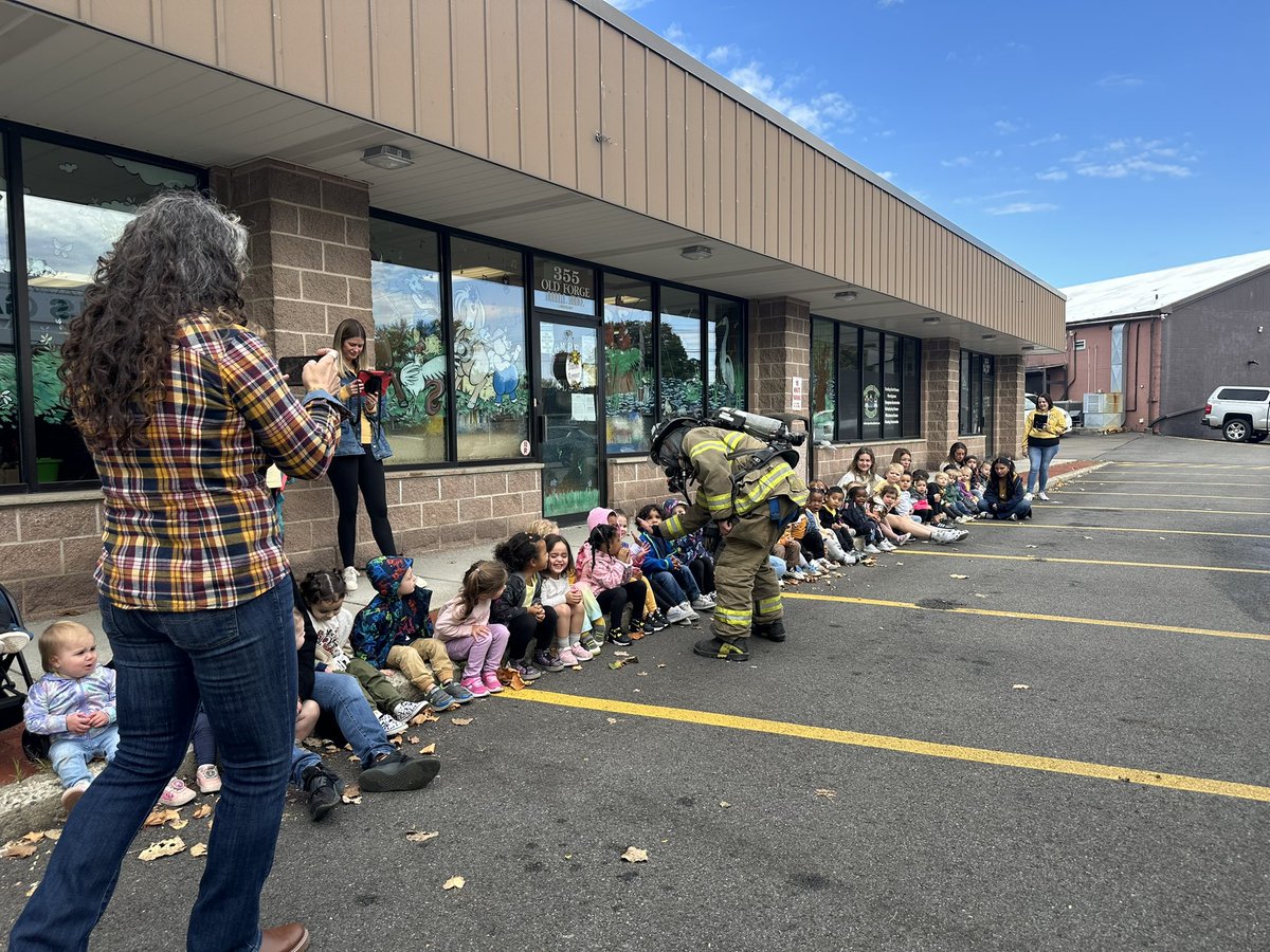 VailsGateFD's tweet image. Best part about back to school? Fire prevention! Our crews were happy to teach the children of Vails Gate School &amp;amp; Playtime Daycare all about firefighters and the important job we do! 🚒🔥