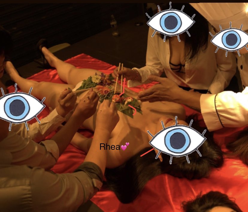 在身上擺放壽司與海鮮食材，讓男士女士們盡情享用～很有趣的體驗💕真的好喜歡嘗試新事物，主辦們真的很用心呢～！

大家幫我想想下次要放什麼🤭🤭

#女體盛 
#人體壽司 https://t.co/rpiaX1JDWV