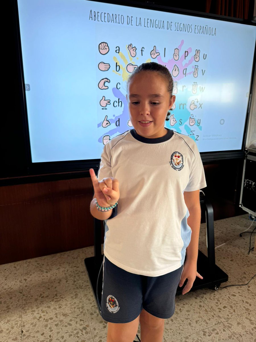 6º de Primaria hemos realizado un taller sobre la #lenguadesignos. Nos ha llevado a ponernos en la piel de las  personas que la utilizan. Ha sido muy motivador el aprender algunos signos básicos esta lengua y comunicarse a través de ellos. #inclusion 
👉colegiosantaisabelmarchena.com/aprendemos-a-c…