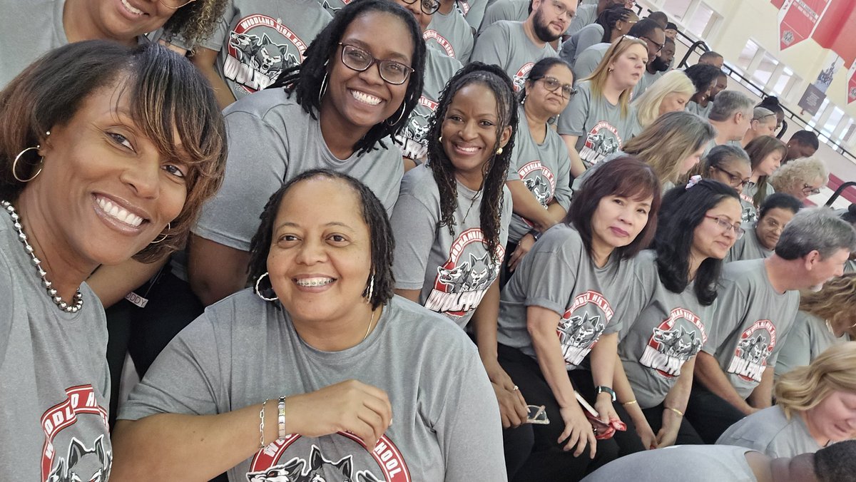 MrsDaMeka's tweet image. Best Faculty &amp;amp; Staff EVER.
#1Pack1FAMILY #PackPride #🐺
#PictureDay📷
@WHS_HCS @purvisjackson02