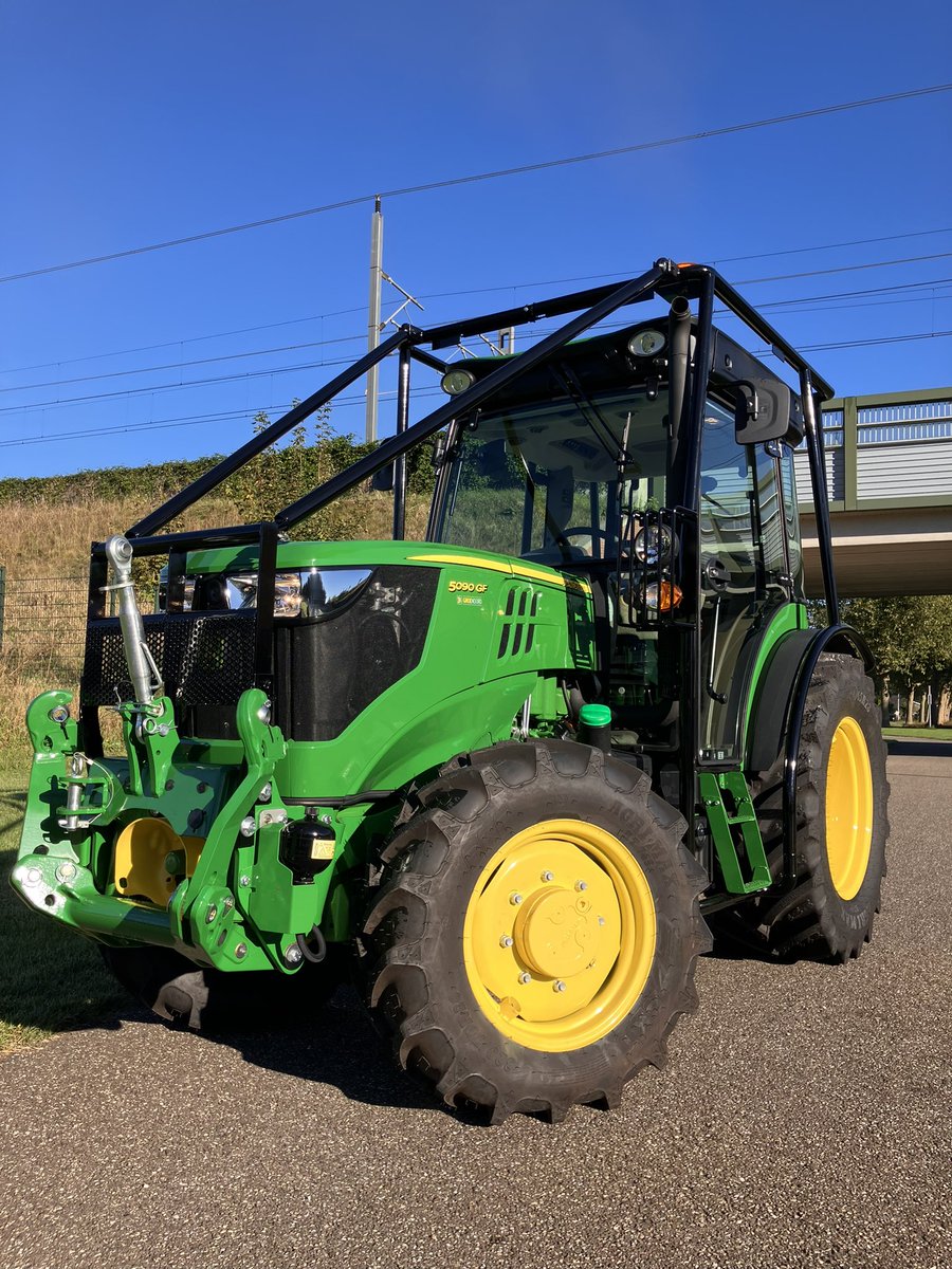 Afgelopen week hebben we deze nieuwe #JohnDeere 5090GF aan de #Gemeente Dronten af mogen leveren, 

Deze is o.a. voorzien van voorasvering, elektrische Hydrauliekventielen en #JD Link

Wij wensen de gemeente Dronten heel veel werkplezier toe !

<a href="/GroeNoordAgTurf/">GroeNoord</a> 
<a href="/JohnDeere/">John Deere USA</a>