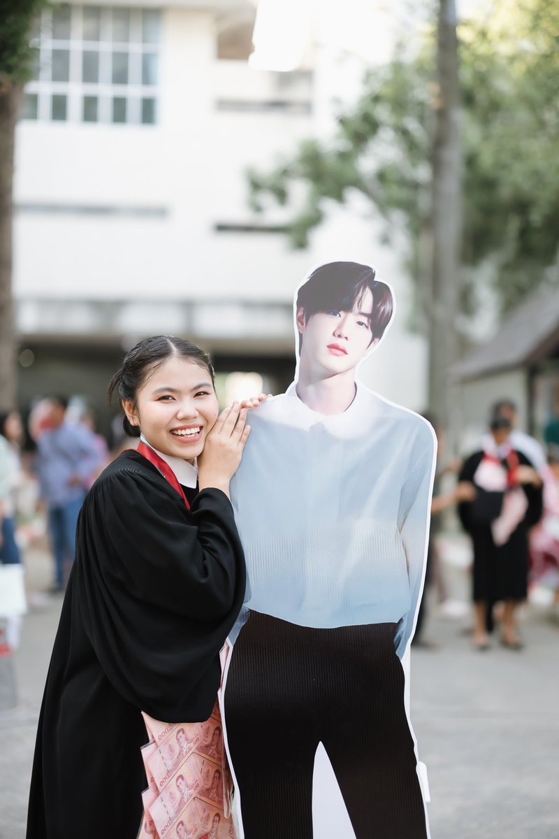 sixteenjune's tweet photo. นี่คือของขวัญรับปริญญาที่แม่ให้ ✨✨
ถูกใจลูกมากกกกก💖🤏🏻
#MarkTuan https://t.co/FS4I8mtGNU