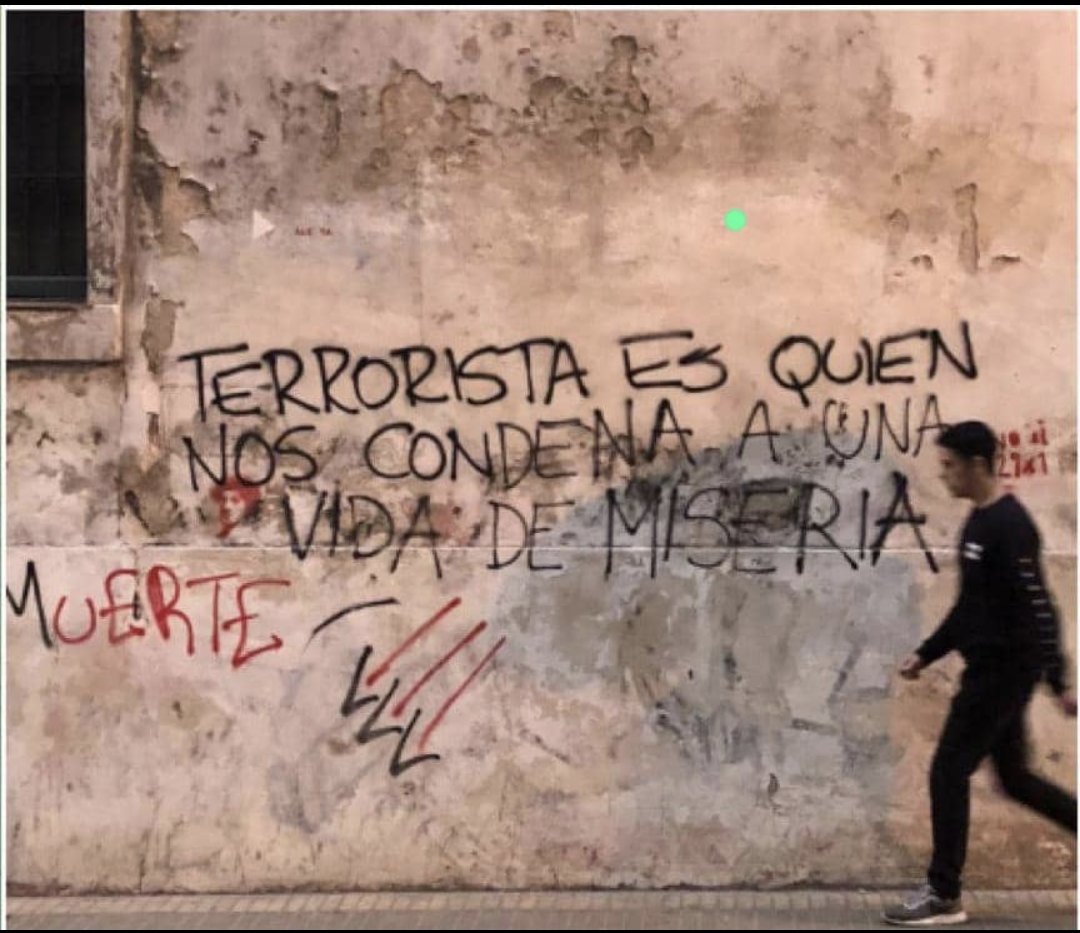 MariaesPueblo's tweet photo. AGUINALDOS DE MISERIA
Todas y cada una de las medidas asumidas por éste gobierno de forma sistemática desde 2018, eran parte del paquetazo diseñado para bajar la presión fiscal sobre el presupuesto e incentivar la producción a costa de los ingresos de los trabajador@s. No fue casual el Memorándum 2792, ni el fantasmagórico Instructivo ONAPRE -qué viene aplicándose de manera rigurosa- y representó una disminución de los ingresos de los trabajador@s APN de un 58%, no conformes con éso congelaron los sueldos y salarios, las contrataciones colectivasby bonificaron los ingresos, para al final del camino, pagar vacaciones , aguinaldos y prestaciones de hambre. Nada de esto fue al azar. Ni producto sólo de las sanciones. Los Estados no quiebran. Con devolver a la masa monetaria el dinero que han retirado de circulación de manera reiterativa el BCV, podían mantener los niveles de ingreso e incentivar el consumo para mover toda la economía, sin necesidad de matar de hambre a un pueblo, especialmente a jubilados y pensionados, qué son los más vulnerables. Todo esto es parte de un sistema neofeudal, una tendencia global y glocal (Harvey y Sassen) que caracteriza al capitalismo de vigilancia: una evolución hacia una época en la que estamos bajo el yugo de empresas públicas y privadas a las que debemos sumisión. En el caso nuestro, un Estado que dejó de ser democrático, Social de Derecho y de Justicia para imponer a trocha y mocha, relaciones de sumisión déspoticas, con unos amos disolviendo los principios de igualdad y libertad. Todo un plan de demolición anti nacional e inconstitucional. 
Por éso, y muchas otras razones toca luchar y triunfar!!