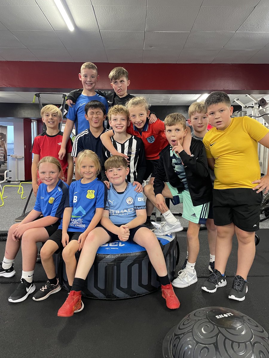 lync_active's tweet image. Guess who’s back? 😉

@StWorksop U11’s were back in the house this week with @LyncPerformance 💪🏼

Looking forward to the next few weeks again with this group leading up until Christmas! Well done everyone 👊🏼⚽️

Message today for any team/club booking enquiries 📲