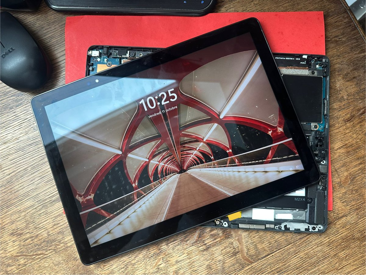 Un Dell Latitude 5290 2-in-1 ne démarrait plus, l’écran alternait entre les couleurs RGB dès que le bouton power était pressé.

Le coupable : ce minuscule bouton de volume qui était tordu. Le redresser a suffi pour régler le problème 👌