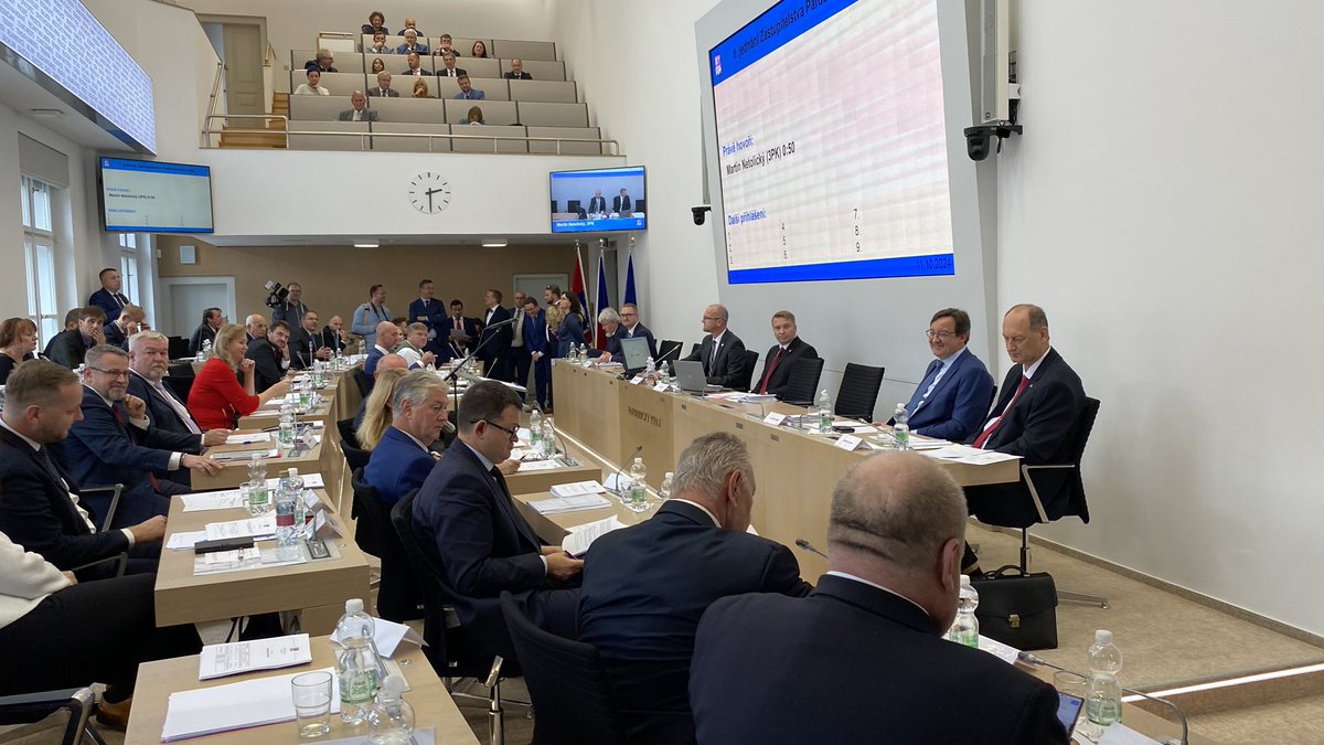 Zastupitelé Pardubického kraje volí hejtmana. Jsou dva kandidáti. Kromě <a href="/NetolickyMartin/">Martin Netolický</a> nominovala svého kandidáta i komunistická @Koalice_STACILO. Za tu se v tajné volbě o hlasy zastupitelů utká Jan Foldyna. Koalice ANO, 3PK, Koalice pro PK a ODS+TOP09 má 37 křesel ze 45.