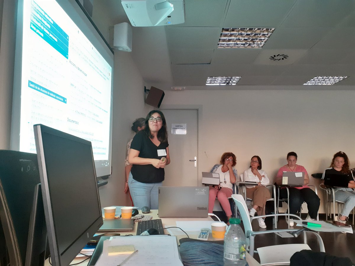 SE_SantsM's tweet photo. Celebrem la 1a sessió del seminari #COCOBE d’enguany presentant la nova eina del CEB @consorciedubcn per a la gestió de situacions de violència, i parlant de l’enfocament restauratiu global #ERG #BelindaHopkins #pràctiquesrestauratives #Convivència #EAP #TS https://t.co/pJCZt30WZO