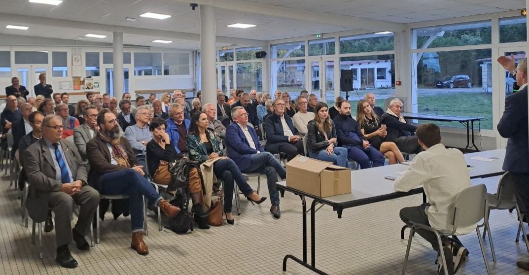 StGrondin33's tweet photo. Une troisième bougie pour @HorizonsLeParti d'@EPhilippe_LH 🎂
A cette occasion les adhérents et sympathisants de la Gironde  se sont retrouvés à Arès présence de nos délégués départementaux, municipaux et le Maire de Lège Cap Ferret. Une belle soirée de rencontres et d'échanges ! https://t.co/INZlGG03mM