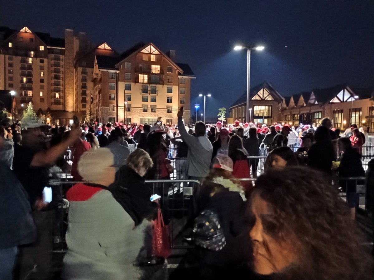 TMT32268's tweet photo. Trump Rally😁😁😁 Look at all these beautiful Trump supporters😁
#Colorado4 Trump https://t.co/8ZTSyaN2CL