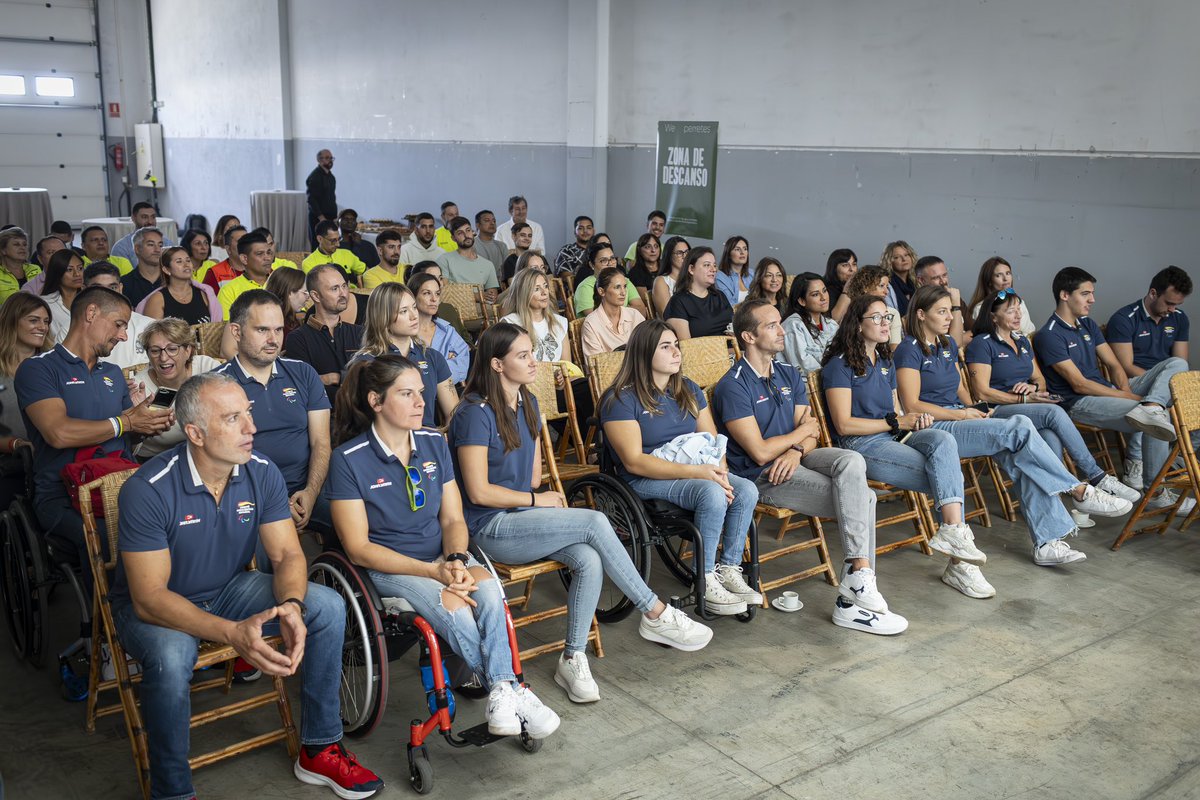Paralimpicos's tweet photo. 🫶 Compartir con los patrocinadores medallas, historias y anécdotas de los deportistas en los Juegos, es una de las partes más bonitas de la colaboración y que permite devolver todo el apoyo que nos brindan. 

➡️ Ayer estuvimos visitando a @Dingonatura y @ciclistacofidis 👏 https://t.co/LegRBZouiW