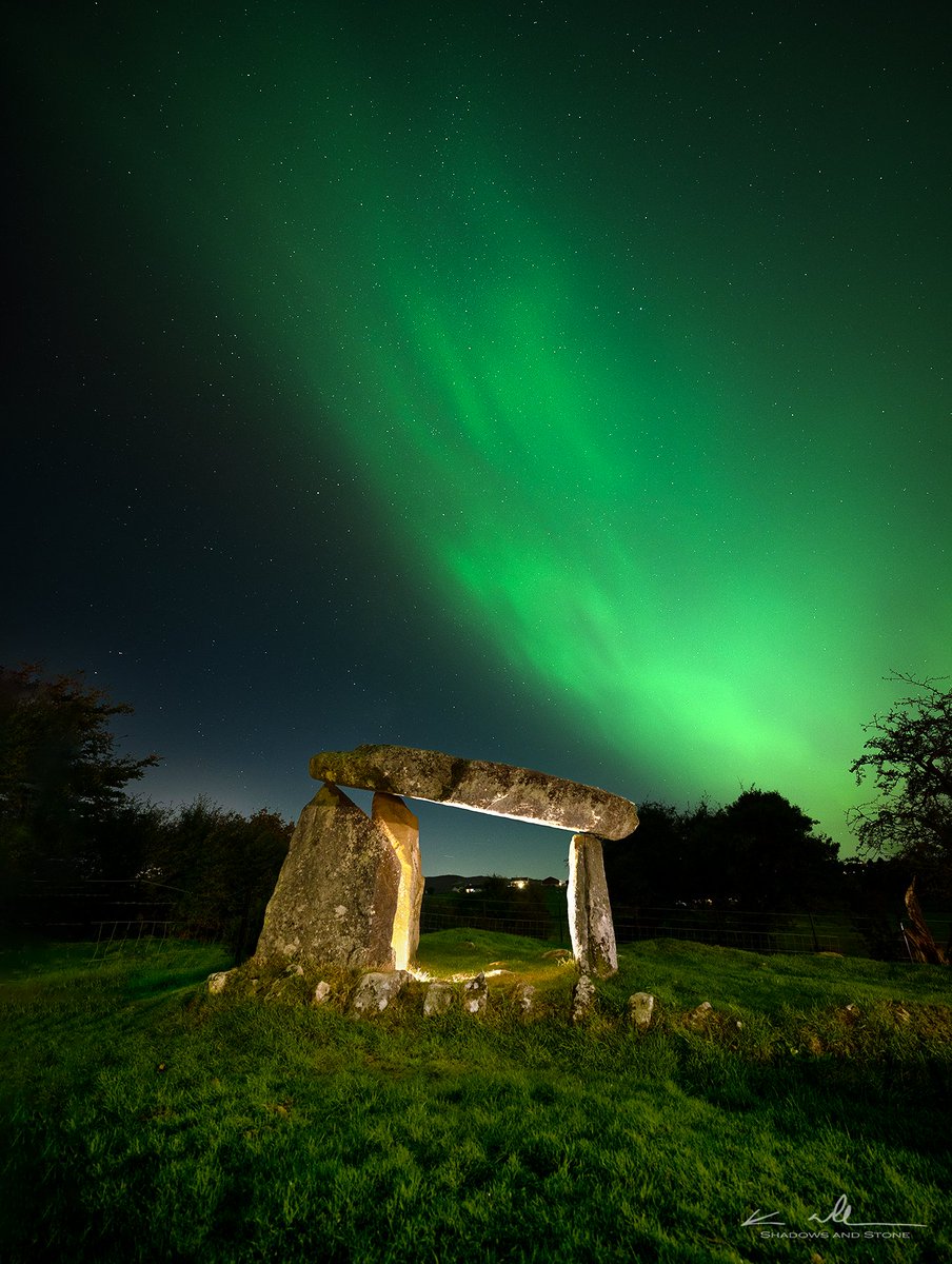 An incredible night for the aurora borealis in Ireland, there was a really wonderful display visible here at Ballykeel Dolmen, County Armagh between 9.30-10.30pm. This portal tomb was likely built between 5,800-5,600 years ago. 

#Auroraborealis #megalithic #prehistoric