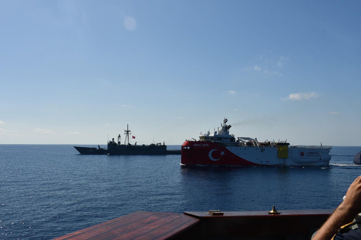 The Oruç Reis research vessel, accompanied by Turkish naval forces, is currently navigating through the Suez Canal and will soon reach Somalia’s exclusive economic zone. This marks a new chapter in our dedication to fostering the development of petroleum resources in Somalia.