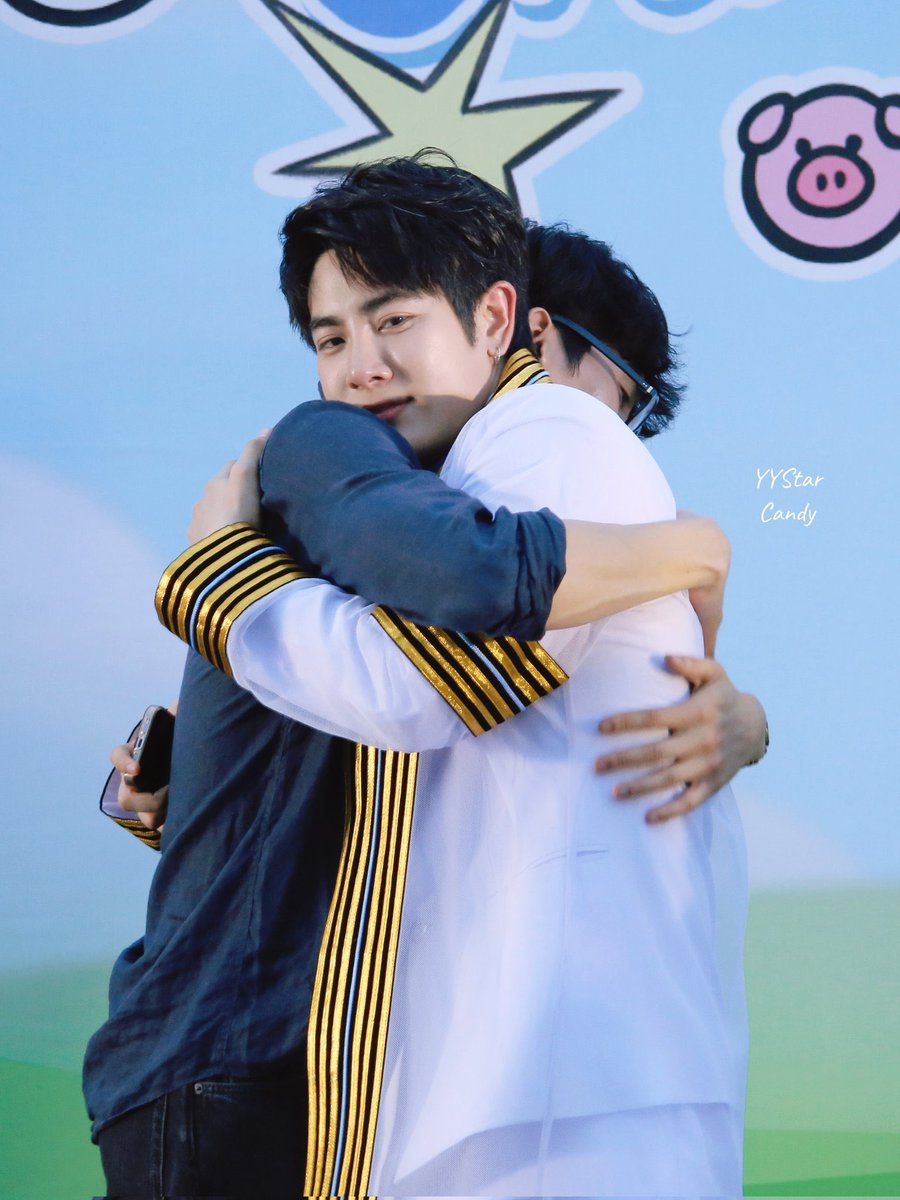 Pdapaaar's tweet photo. เต็มตื้นมาก ปกติไม่ค่อยได้เห็นเอิร์ทมิกซ์ทำอะไรแบบนี้ต่อหน้าทุกคนบ่อยๆ แต่ก็รู้ว่าเขารักและแคร์กันมากจริงๆ แล้ววันนี้ในงานวันสำเร็จขอน้องอ่ะ กอดแป๊ปเดียวแต่รู้สึกได้สุดๆ มันแบบอีโมมาก🥹🤎❤️ ขอบคุณที่เอิร์ทมิกซ์มีกันนะ #MIXXIWGraduationday #เอิร์ทมิกซ์ https://t.co/6bzTFBiBJ8