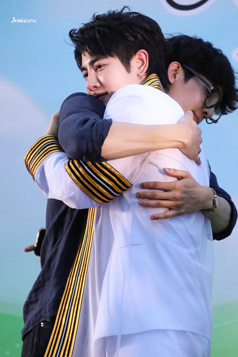 Pdapaaar's tweet photo. เต็มตื้นมาก ปกติไม่ค่อยได้เห็นเอิร์ทมิกซ์ทำอะไรแบบนี้ต่อหน้าทุกคนบ่อยๆ แต่ก็รู้ว่าเขารักและแคร์กันมากจริงๆ แล้ววันนี้ในงานวันสำเร็จขอน้องอ่ะ กอดแป๊ปเดียวแต่รู้สึกได้สุดๆ มันแบบอีโมมาก🥹🤎❤️ ขอบคุณที่เอิร์ทมิกซ์มีกันนะ #MIXXIWGraduationday #เอิร์ทมิกซ์ https://t.co/6bzTFBiBJ8