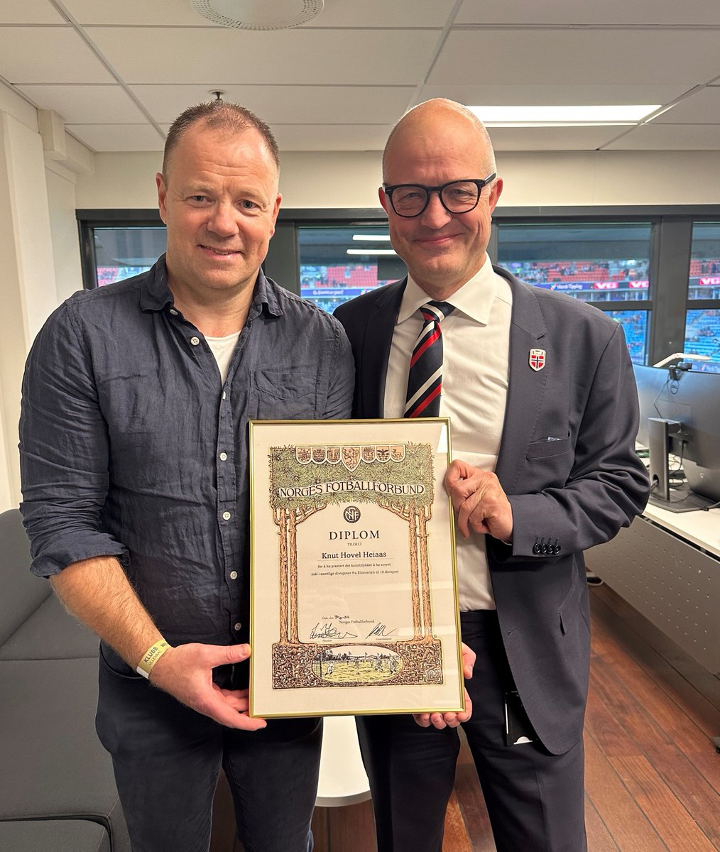 Historiske Knut Hovel Heiaas, som nå har scoret i alle divisjoner fra Eliteserien til og med 10. divisjon, var invitert til Ullevaal i forbindelse med torsdagens landskamp for å motta heder. fotball.no/tema/nff-nyhet…