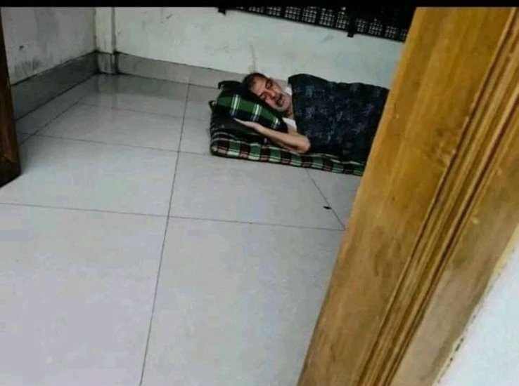PinakiTweetsBD's tweet photo. Fazle Karim Chowdhury was photographed sleeping while in police custody. How did this photo get released on social media? Can the government guarantee his safety while in custody, especially if he is exposed to individuals who may be hostile toward him? Regardless of personal opinions about him, it's essential to ensure the safety and security of all inmates in jail.