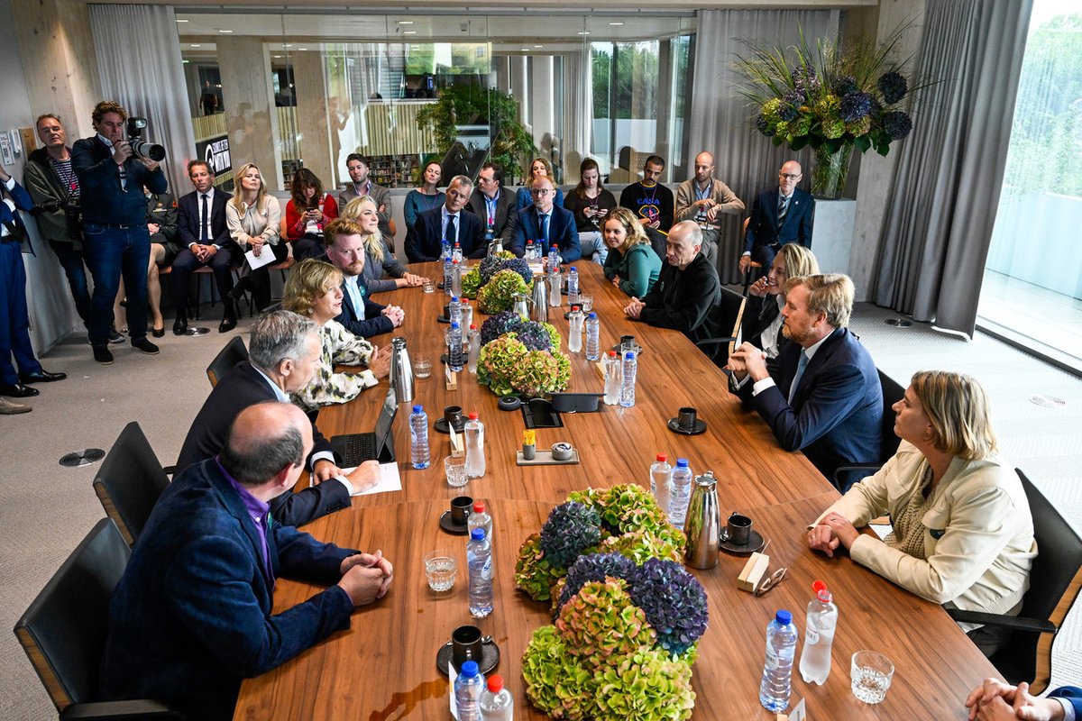 StentorGep's tweet photo. Mooi om te zien hoe geïnteresseerd de koning was... Ik mocht gisteren samen met enkele collega's met Willem-Alexander in gesprek, bij de opening van het nieuwe hoofdkantoor van DPG Media. Hier vind je het artikel: https://t.co/UI3pQOe9Yi https://t.co/bA3GPyNbyM