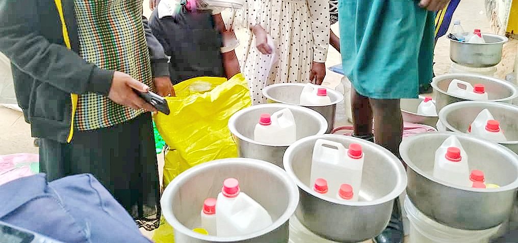 Reachoutmbuya's tweet photo. Yesterday, we distributed startup kits to people trained in alternative skills like jelly-making & bookmaking. Through the @USAID /OVC Kampala Activity, we hope this helps bring financial stability 2 their households.
#OVCKampalaActivity
#WellnessForEveryChild https://t.co/oiEf2sqURx