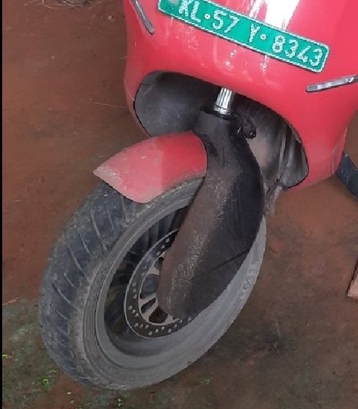 ShakeebMundot's tweet photo. @OlaElectric 🔴This is OLA calicut service center on 11/10/2024. 
🔴Very bad service
🔴No Hyper service 

📌 I visited service center for front fork change for the 6th time. But they are not accepting my scooter. 
🔴 Ticket Number: 05571314 https://t.co/CdgPFe9GAz