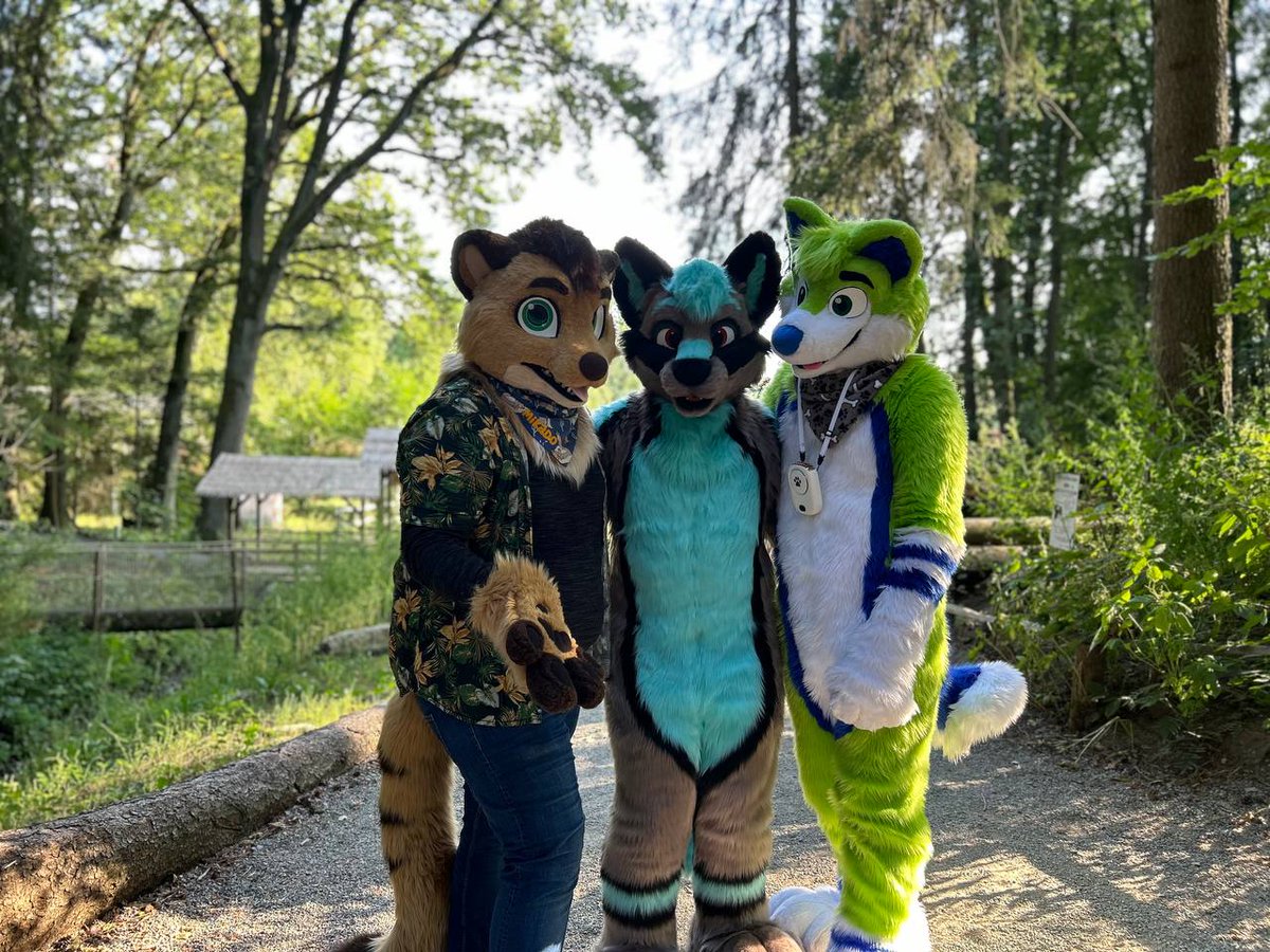 KatyroFox's tweet photo. @Lytrox, @MrMikado99 and I wish you a happy #FursuitFriday
Have a good weekend. https://t.co/62DtgPm3dz