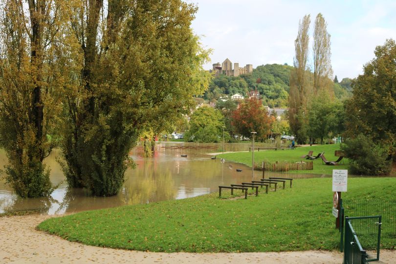 Suite aux inondations d'hier, la ville est à présent hors des eaux, et tous les axes routiers sont rétablis. La promenade des petits ponts reste accidentée et peu praticable.