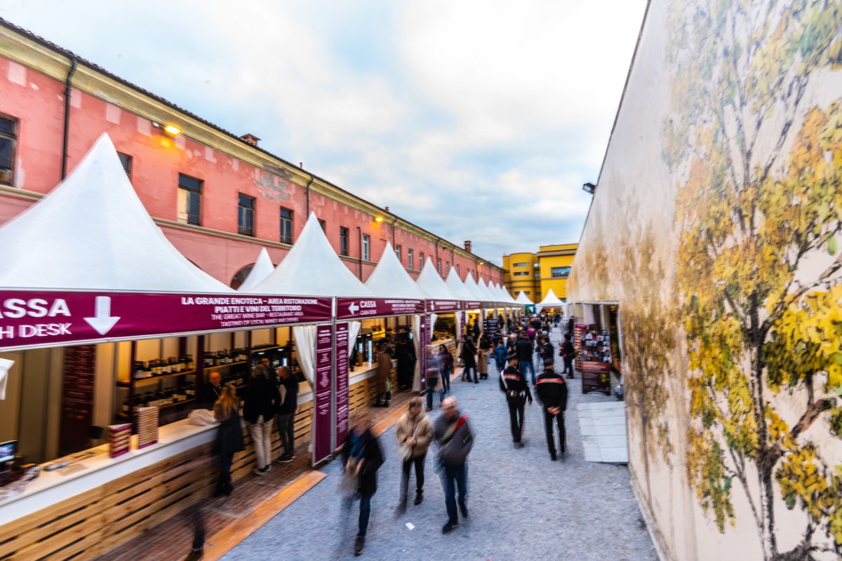 visitLMR's tweet photo. Domani apre al pubblico la 𝟗𝟒𝐚 𝐅𝐢𝐞𝐫𝐚 𝐈𝐧𝐭𝐞𝐫𝐧𝐚𝐳𝐢𝐨𝐧𝐚𝐥𝐞 𝐝𝐞𝐥 𝐓𝐚𝐫𝐭𝐮𝐟𝐨 𝐁𝐢𝐚𝐧𝐜𝐨 𝐝'𝐀𝐥𝐛𝐚.
Fino all'8 dicembre, ogni fine settimana potrete vivere esperienze alla scoperta del Tuber Magnatum Pico.
Scoprite di più su: https://t.co/QtKpI9lwsv https://t.co/1xfgfBsOIM