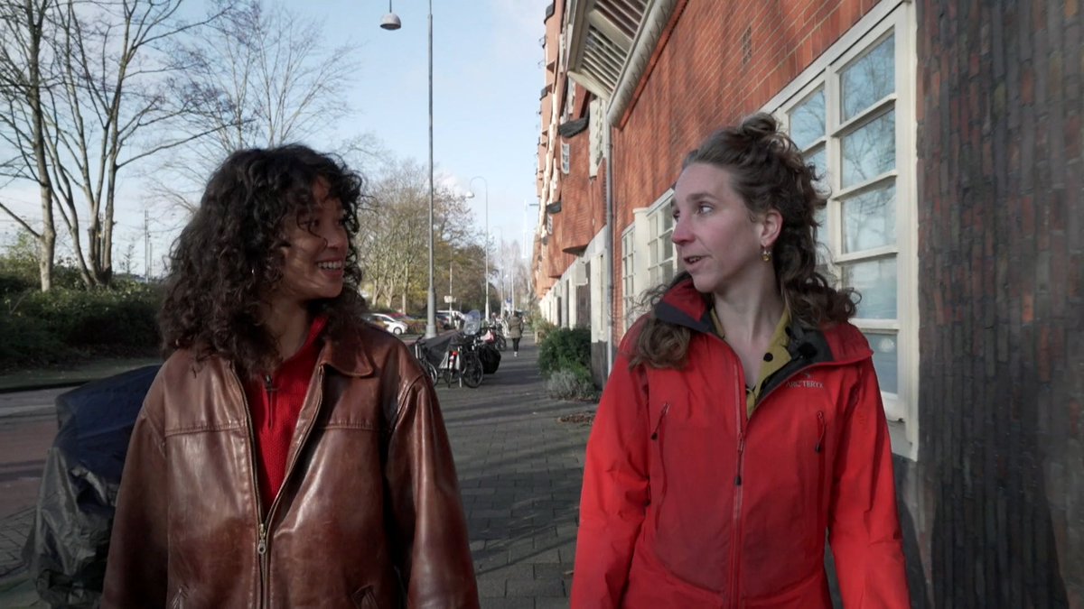 Ruim honderd jaar geleden waren er, net als nu, veel te weinig huizen. Een paar jonge architecten wilden dat veranderen. Er kwamen nieuwe huizen in een bouwstijl die je de ‘Amsterdamse School’ noemt. Serah ziet hoe mooi deze gebouwen zijn geworden. klokhu.is/deamsterdamses…