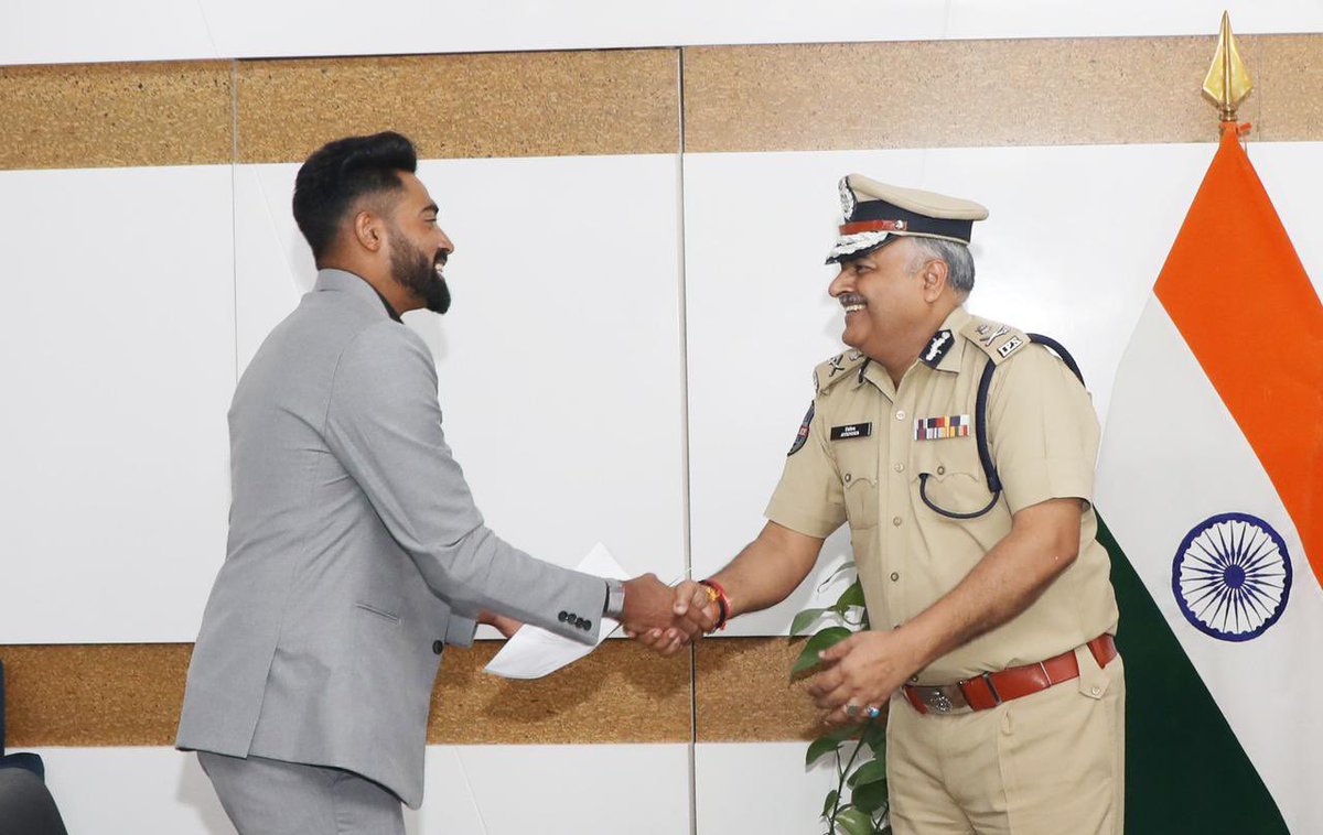 CricCrazyJohns's tweet photo. DGP of Telangana congralutated the new DSP Mohammed Siraj. 🔥 https://t.co/71hALh94J0
