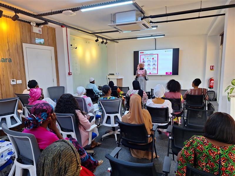 RioTintoSimFer's tweet photo. Rester mobilisés contre le cancer du sein !

A l’occasion d’#OctobreRose, nous avons organisé des journées de sensibilisation sur nos sites de Conakry et Canga afin d’informer nos employés sur les méthodes de prévention et de lutte contre le cancer du sein. Nous avons particulièrement souligné l’importance du dépistage précoce, offert gratuitement à l’ensemble des femmes de l’entreprise. 

La santé de nos employés demeure une priorité absolue et nous sommes fiers de pouvoir contribuer à leur bien-être et à leur épanouissement. 
 #RioTintoSimfer