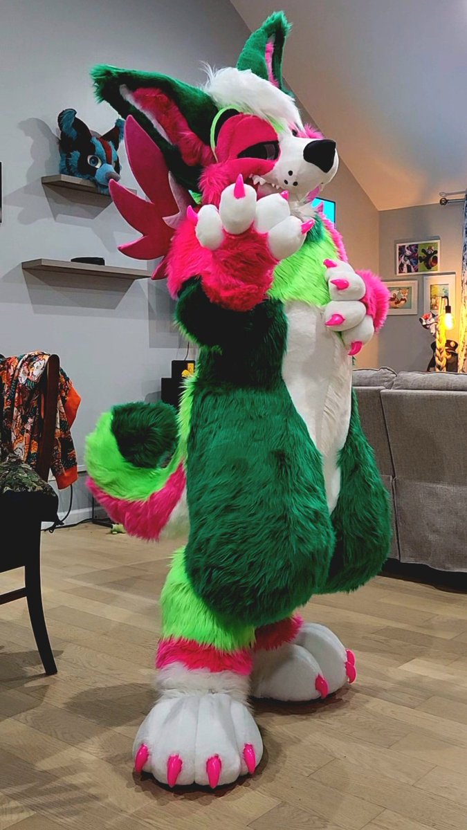 melon_corgo's tweet image. Demanding belly rubs this #FursuitFriday 😈

🪡 - @MoreFurLess