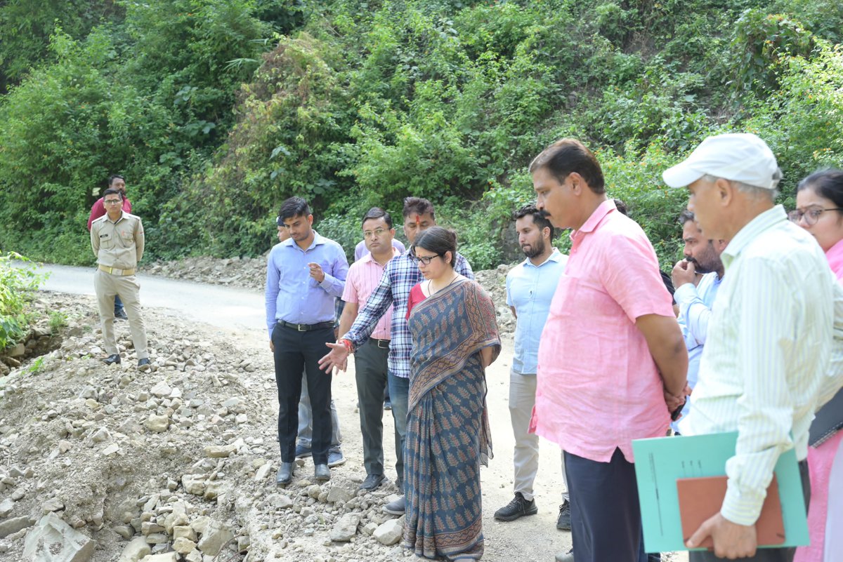 MKathgodam's tweet photo. Inspection on 11/10/2024 by DM Mrs. Vandna Singh and Nagar Aayut and Dr. Jogendra pal Rautella and others at Devkhadi nala and park to see the condition of the places because its releated to public. https://t.co/iBDdhUOQMi