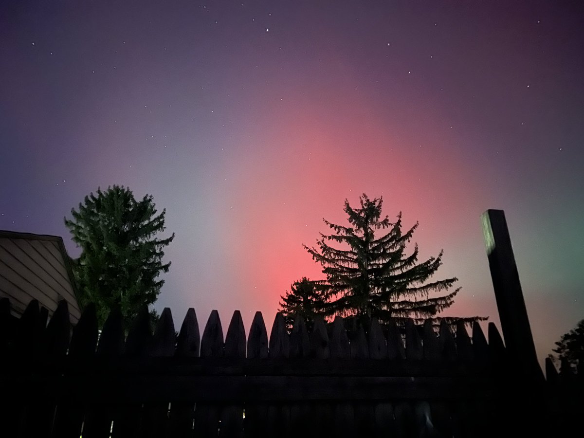 CodeNameLore's tweet image. Last night was amazing 🤍 never thought we would see the Aurora Borealis from our driveway! 🥰