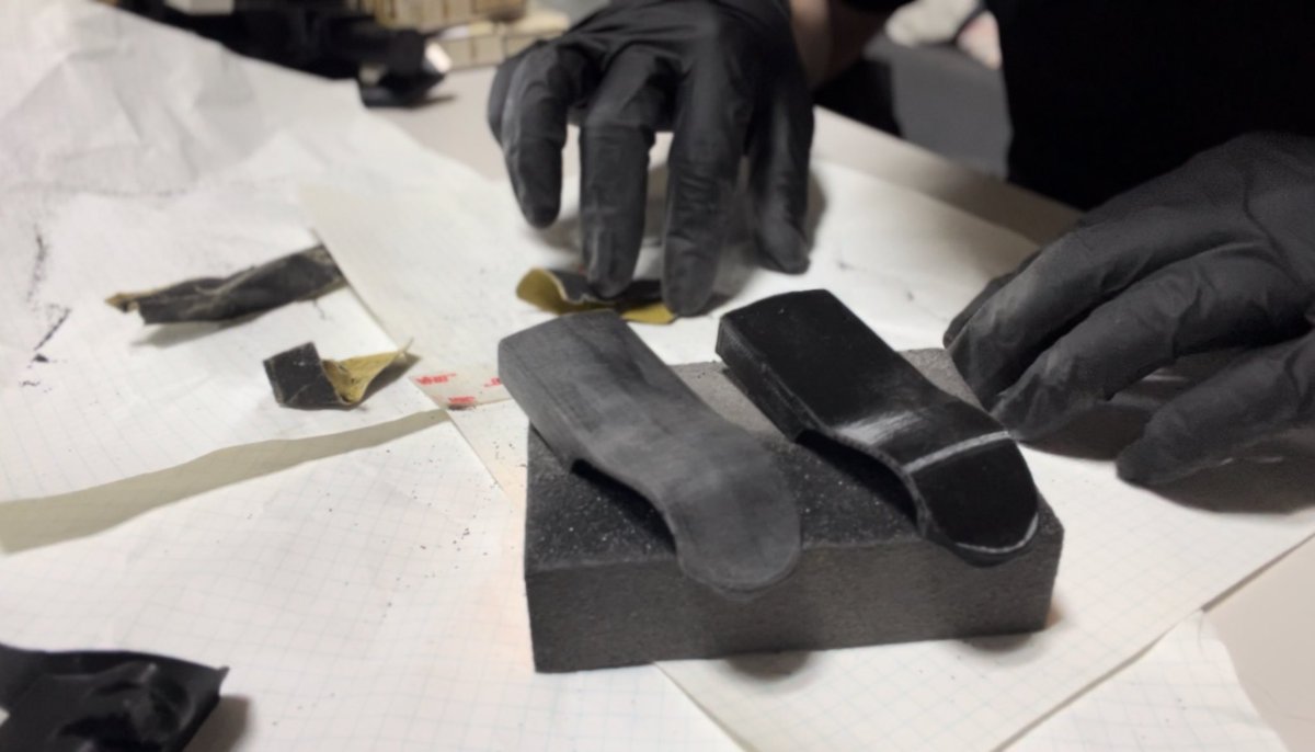 SIVANA_meta's tweet image. 권뺌좌에게 받은 VR악세사리.
3D프린터의 무늬가 남아있어서
사포질 후 무광블랙+마감재로 마무리했습니다.

도색은 유튜브에 업로드하긴 힘들 것 같네요.

#htcvive #viveproeye #Customizing