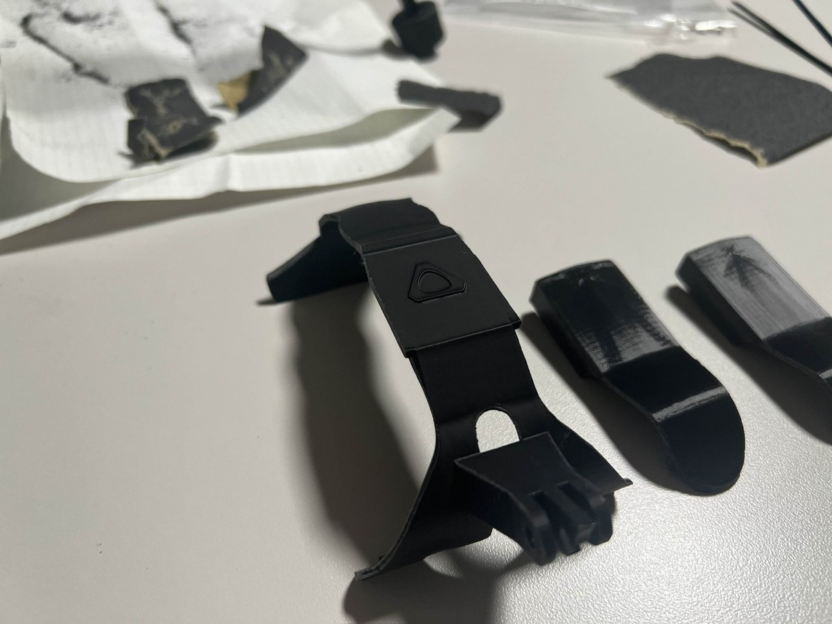 SIVANA_meta's tweet image. 권뺌좌에게 받은 VR악세사리.
3D프린터의 무늬가 남아있어서
사포질 후 무광블랙+마감재로 마무리했습니다.

도색은 유튜브에 업로드하긴 힘들 것 같네요.

#htcvive #viveproeye #Customizing