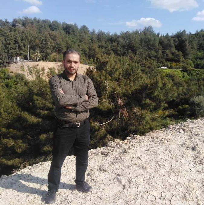 #Çarşamba günü yine #mülteci olduğu için kimsenin umrunda olmayan bir cinayet işlendi Türkiye'de.

42 yaşındaki #Suriyeli Hüseyin Azuz, #iş yerinde #namaz kıldığı sırada bıçaklı bir saldırıya uğradı.

Saldırganlar, Hüseyin'i kafasından bıçaklayarak hayatına son verdi.