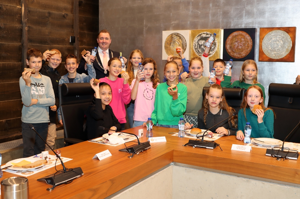 Leerlingen Don Boscoschool Heinkenszand ontbijten met burgemeester en kinderburgemeester -  internetbode.nl/beveland/l/429…