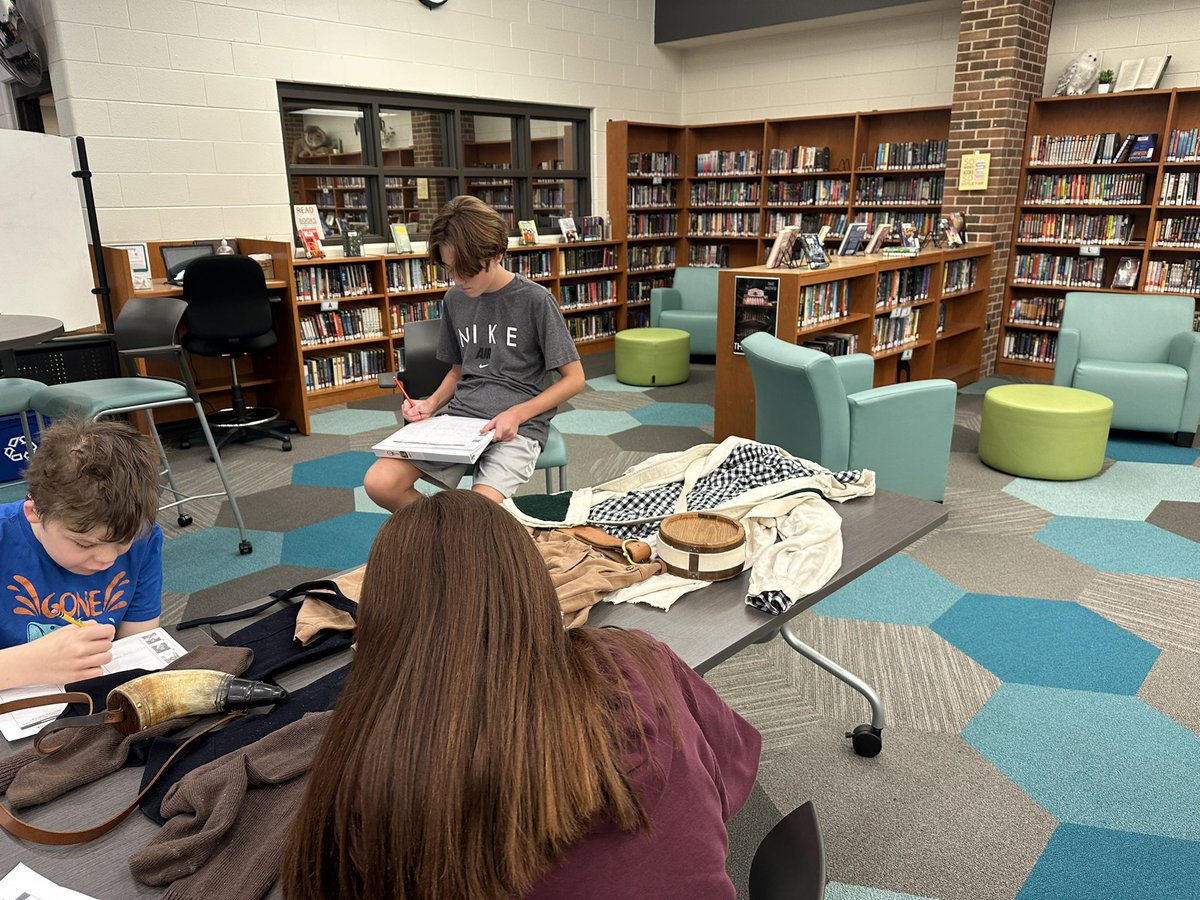 Van Hoosen Middle School (@vhmsvikings) on Twitter photo 8th grade U.S. history students are exploring resources from the American Revolution Institute #rowtogether @rochesterschoolsmi <a href="/rdmooney/">Dan Mooney</a> 8th grade U.S. history students are exploring resources from the American Revolution Institute #rowtogether @rochesterschoolsmi <a href="/rdmooney/">Dan Mooney</a>