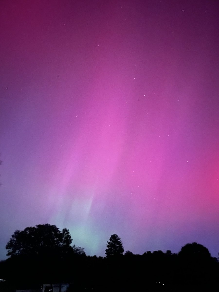 ericdalio's tweet photo. Aurora Borealis were incredible last night. Clearly visible with the naked eye. https://t.co/FS9OwfK5c4