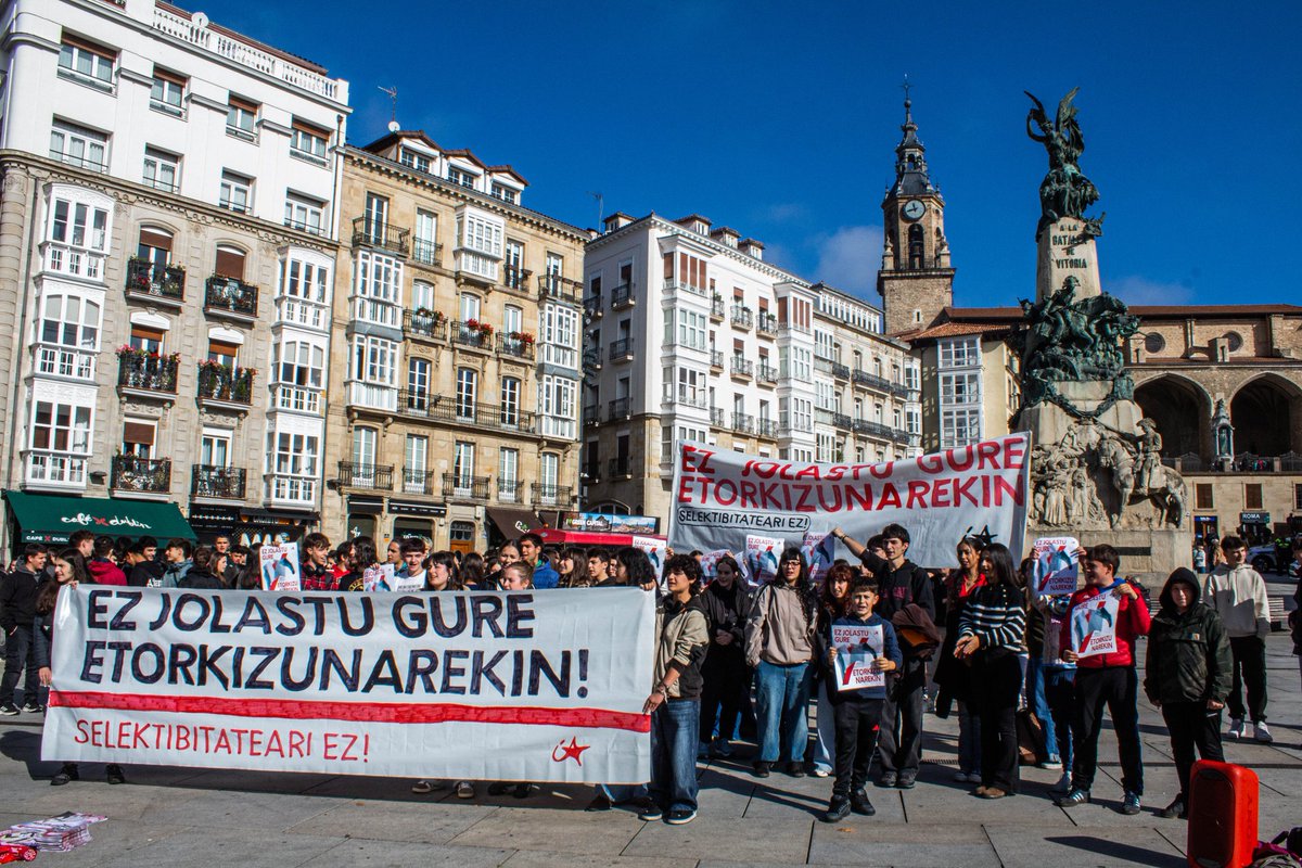 IASozialista's tweet photo. Kalera irten gara batxilergoko ikasleok bizi dugun ezegonkortasun egoera salatu eta antolakuntzara batzeko deia luzatzeko.

Hezkuntza sistema kapitalista ez dago ikasleon interesetara. Horren aurka mobilizatzen eta hezkuntza sistema sozialista aldarrikatzen jarraitu behar dugu. https://t.co/Yh3KmIbCsi