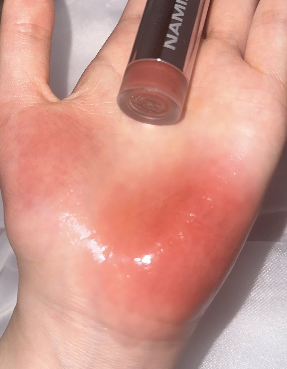 하운드 다음으로 조아하는 네이밍 어바이드

가을에 바르기 좋은 맑은 로즈 칠리 느낌............. 안에 포인트로 바르기도 좋고 립펜슬이나 립베이스 바른 뒤에 풀로 입술산까지 오버 해서 발라 주세요