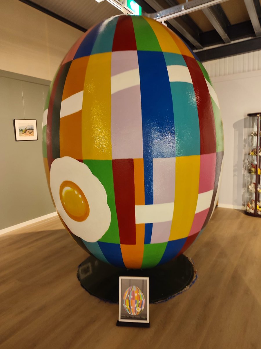 Vandaag Wereld🥚dag. In Nationale Pluimveemuseum te Barneveld werd dit geopend door Gedeputeerde Harold Zoet en werd een 2,1m hoog door kunstenares Hanny van Ee beschilderd reuzen 🥚onthuld.