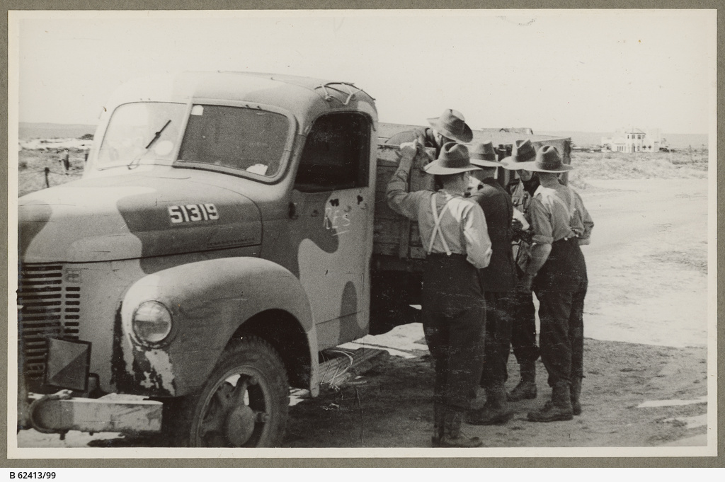 vdcaustralia's tweet photo. 🅾🅽 🆃🅷🅸🆂 🅳🅰🆈
October 11, 1942: 'The canteen on the job' at the October bivouac.
Members of the South Australian Volunteer Defence Corps (4MD). #SouthAustralia #4MD #VDC #WW2 🇦🇺
Image source: https://t.co/QVOa8Fxvn3 https://t.co/peK7kCv5AL