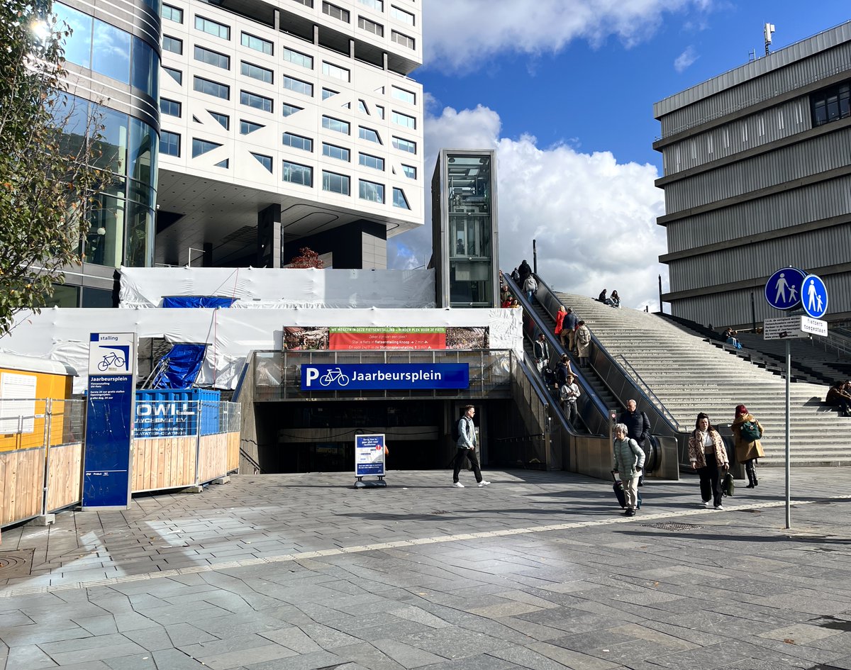 De fietsenstalling op het Jaarbeursplein gaat uit voorzorg per direct dicht voor onderzoek: haal je fiets op voor 22:00 uur. Bij een controle zijn scheurtjes aangetroffen, er is geen acuut gevaar. We weten nog niet hoe lang de sluiting duurt. Updates via👉utrecht.nl/fietsenstallin…