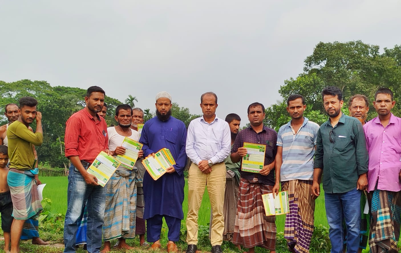 হোসেনপুরে ধান ক্ষেতে পোকার আক্রমণ ঠেকাতে মাঠে তদারকিতে কৃষি বিভাগ