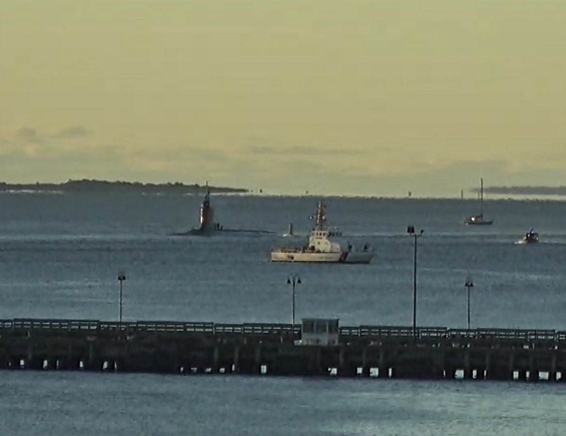 WarshipCam's tweet photo. USS California (SSN 781) Virginia-class Block II nuclear-powered attack submarine coming into Groton, Connecticut - October 11, 2024 #usscalifornia #ssn781
SRC: webcam https://t.co/MjI4MzxBvU