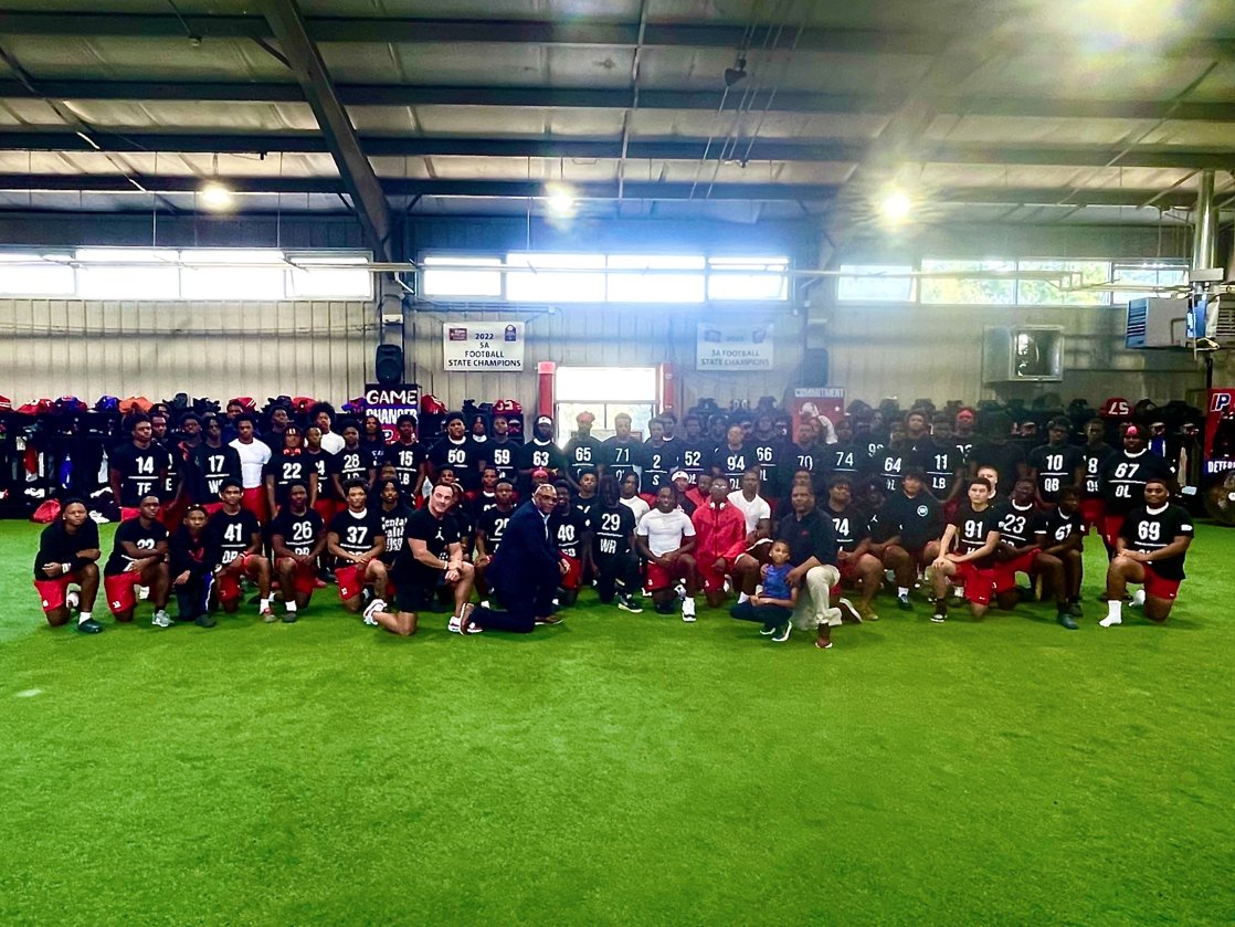 lrsd's tweet photo. This week, @ParkviewLr renamed their film room in honor of James Rouse! 🎉 A Parkview star, Rouse went on to play for the Razorbacks and Chicago Bears. 🏈 Congrats to James Rouse and the Parkview community! #ParkviewPride #ReimaginingLRSD https://t.co/Z2nWxwvnlf