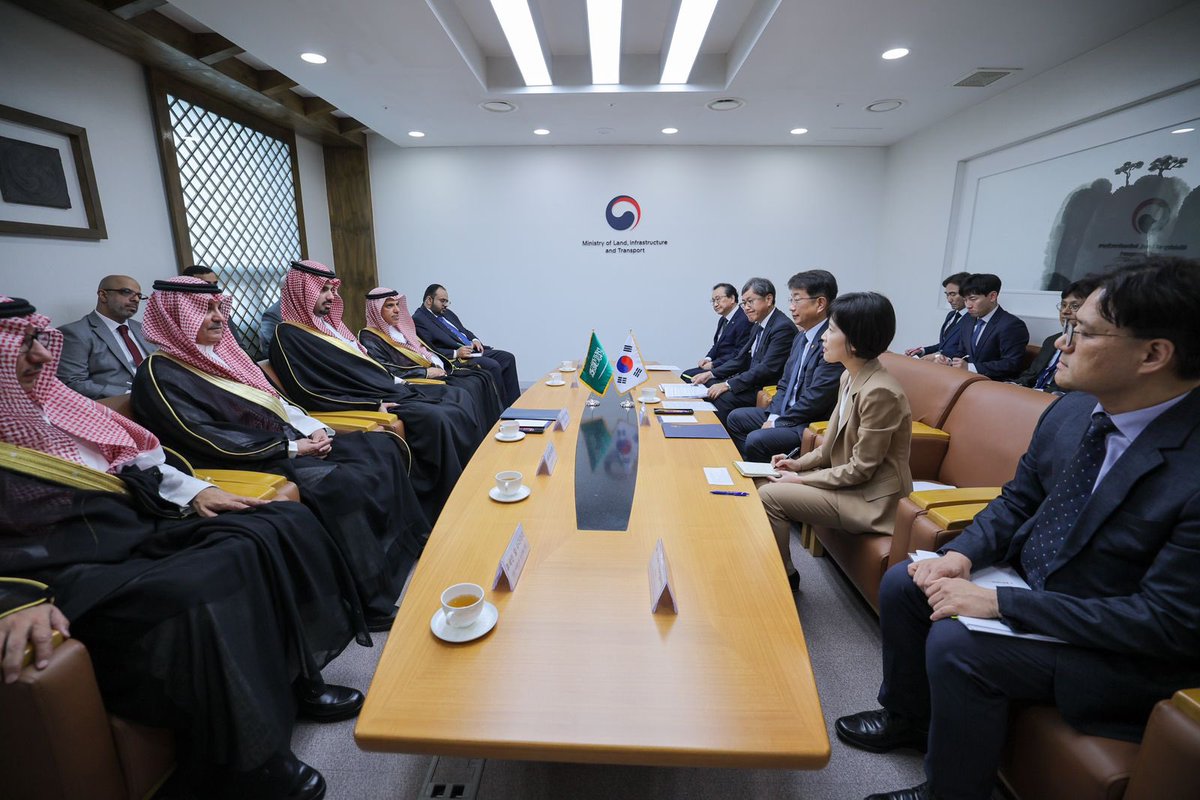 سعدت بزيارة جمهورية كوريا الجنوبية، وتوقيع مذكرة تفاهم بين الرياض وسيئول لتعزيز التعاون الثنائي وتبادل الخبرات..

وشاركت خلال الزيارة في أسبوع الحياة الذكية، وتحدثت فيه عن مستقبل ومبادرات الرياض،كما التقيت بعدد من المسؤولين الحكوميين والشركات الرائدة لمناقشة سبل التعاون المشترك..